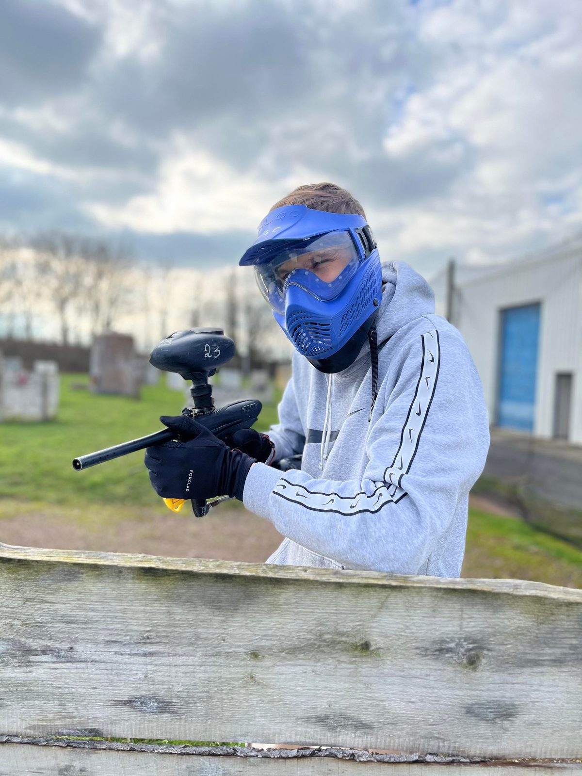 Des joueurs en pleine partie de paintball sur un terrain Team Square